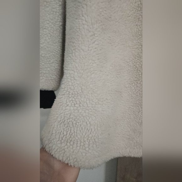 H&M Faux Shearling Jacket- Light beige/black. Size small - Picture 13 of 15